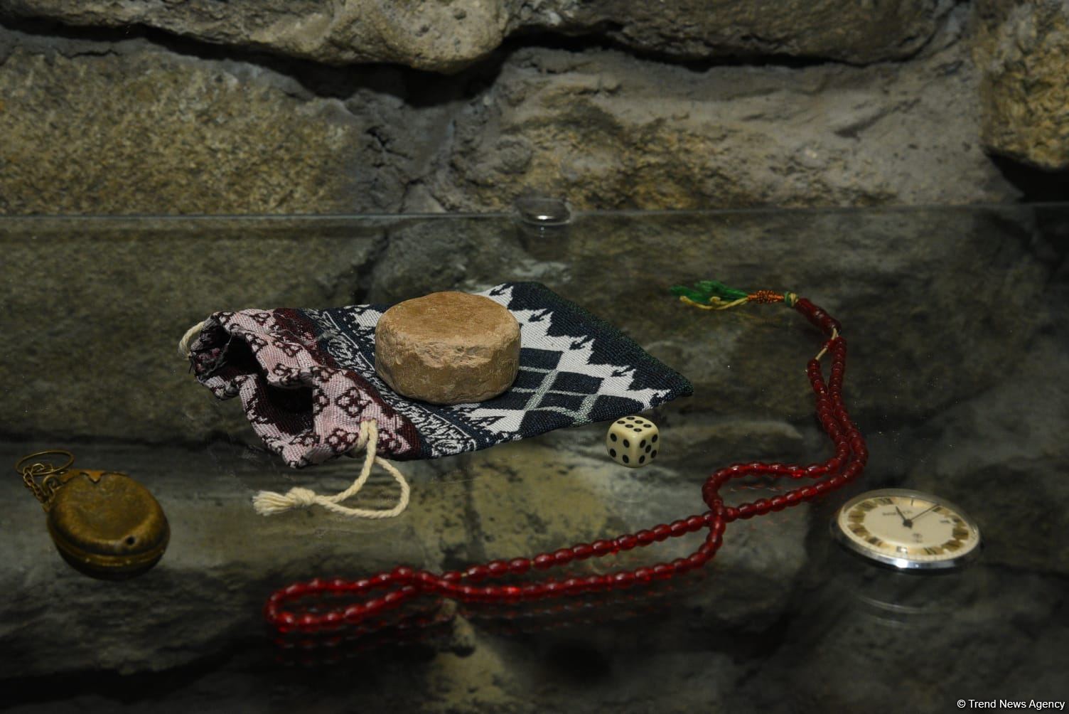 В Баку открылась выставка "По следам прошлых поколений" Школы Современного Искусства YARAT (ФОТО)