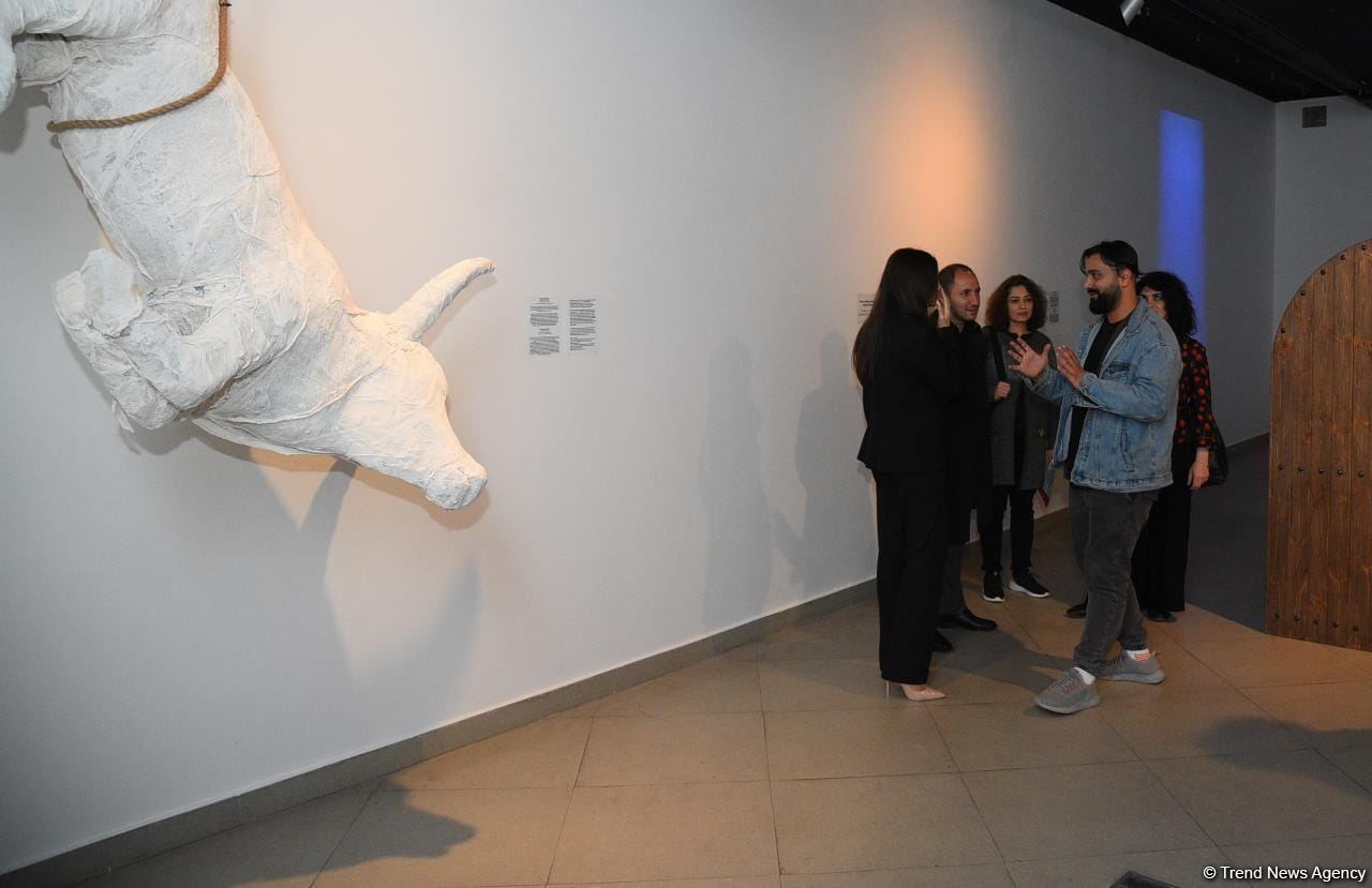 В Баку открылась выставка "По следам прошлых поколений" Школы Современного Искусства YARAT (ФОТО)