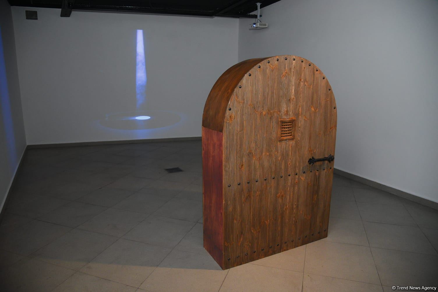 В Баку открылась выставка "По следам прошлых поколений" Школы Современного Искусства YARAT (ФОТО)