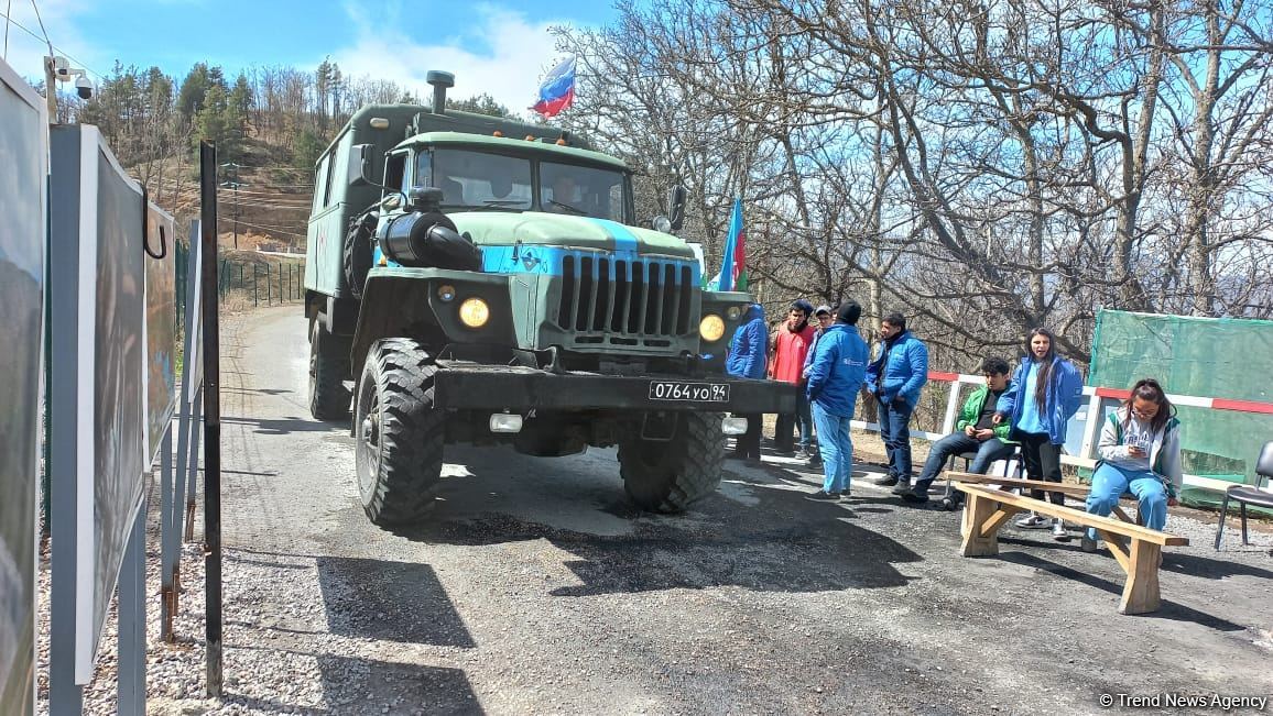 По Лачинской дороге беспрепятственно проехала автоколонна миротворцев (ФОТО)