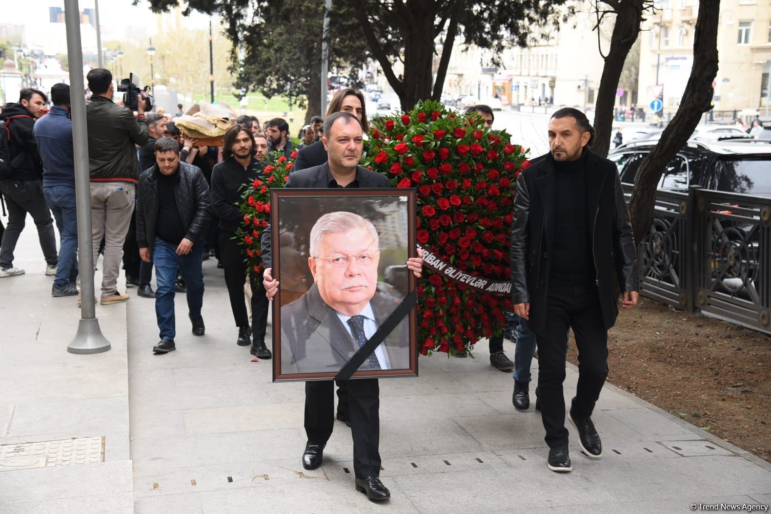 Народного артиста Азера Пашу Нематова аплодисментами проводили в последний путь (ВИДЕО, ФОТО)