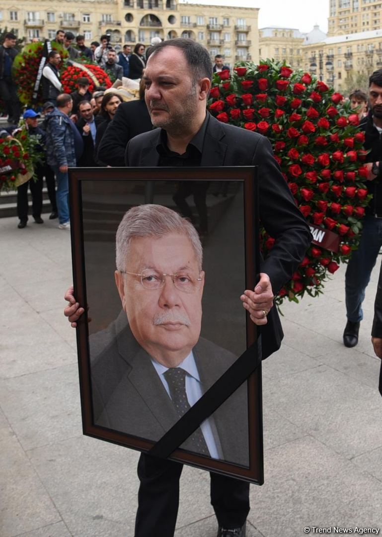 Народного артиста Азера Пашу Нематова аплодисментами проводили в последний путь (ВИДЕО, ФОТО)