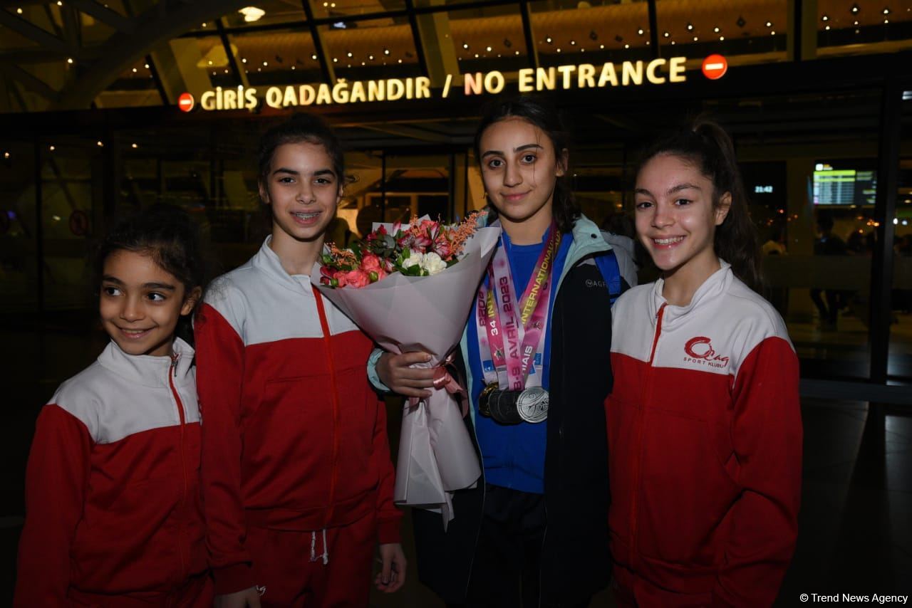 Азербайджанские гимнастки вернулись из Франции с медалями (ФОТО)