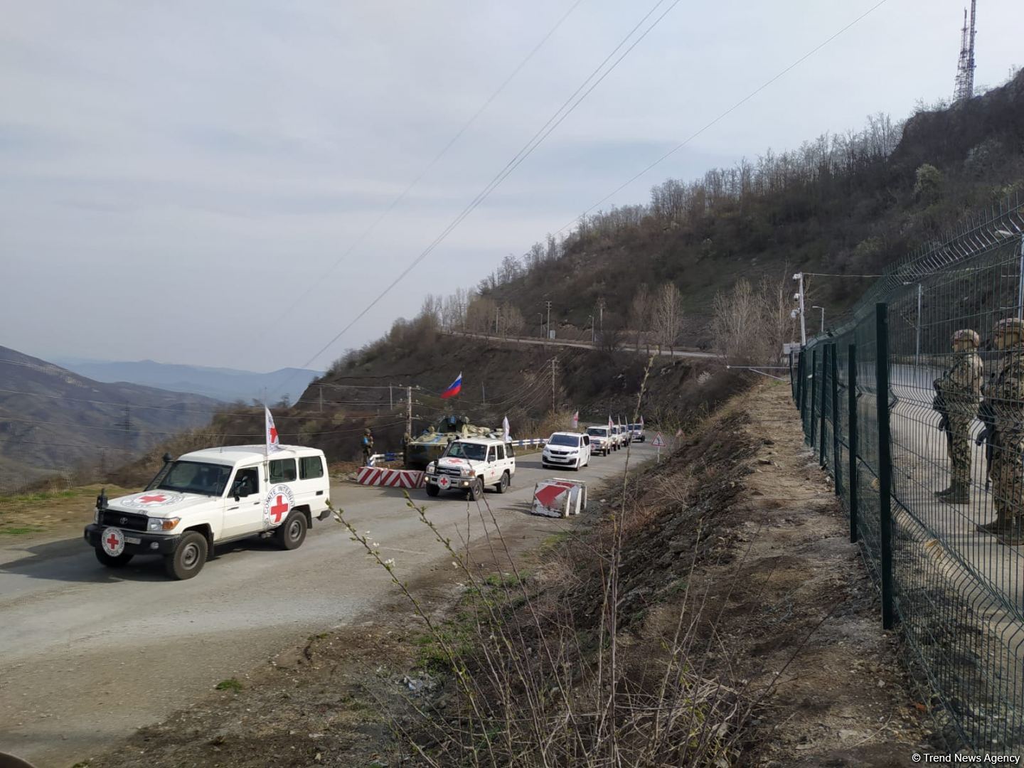 По Лачинской дороге беспрепятственно проехала автоколонна Красного Креста (ФОТО)