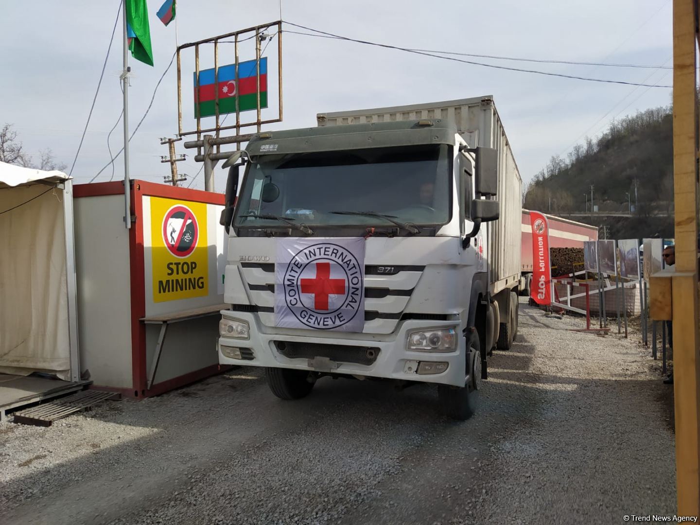 По Лачинской дороге беспрепятственно проехала автоколонна Красного Креста (ФОТО)