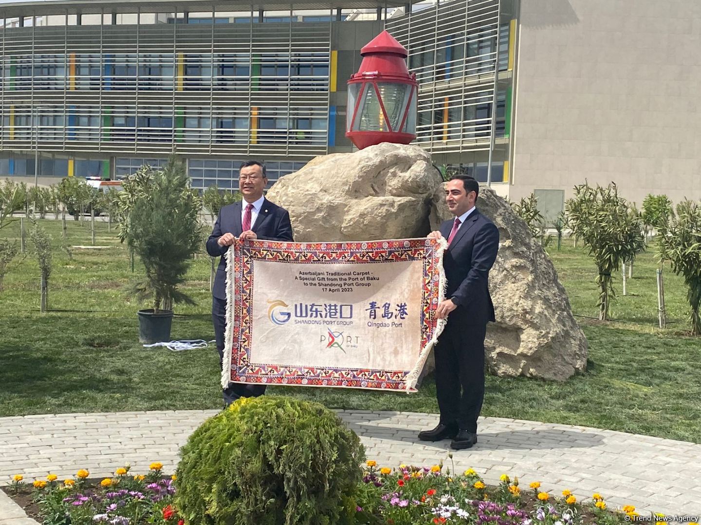 Установлена памятная композиция по случаю побратимства между Бакинским портом и китайским портом Циндао (ФОТО)