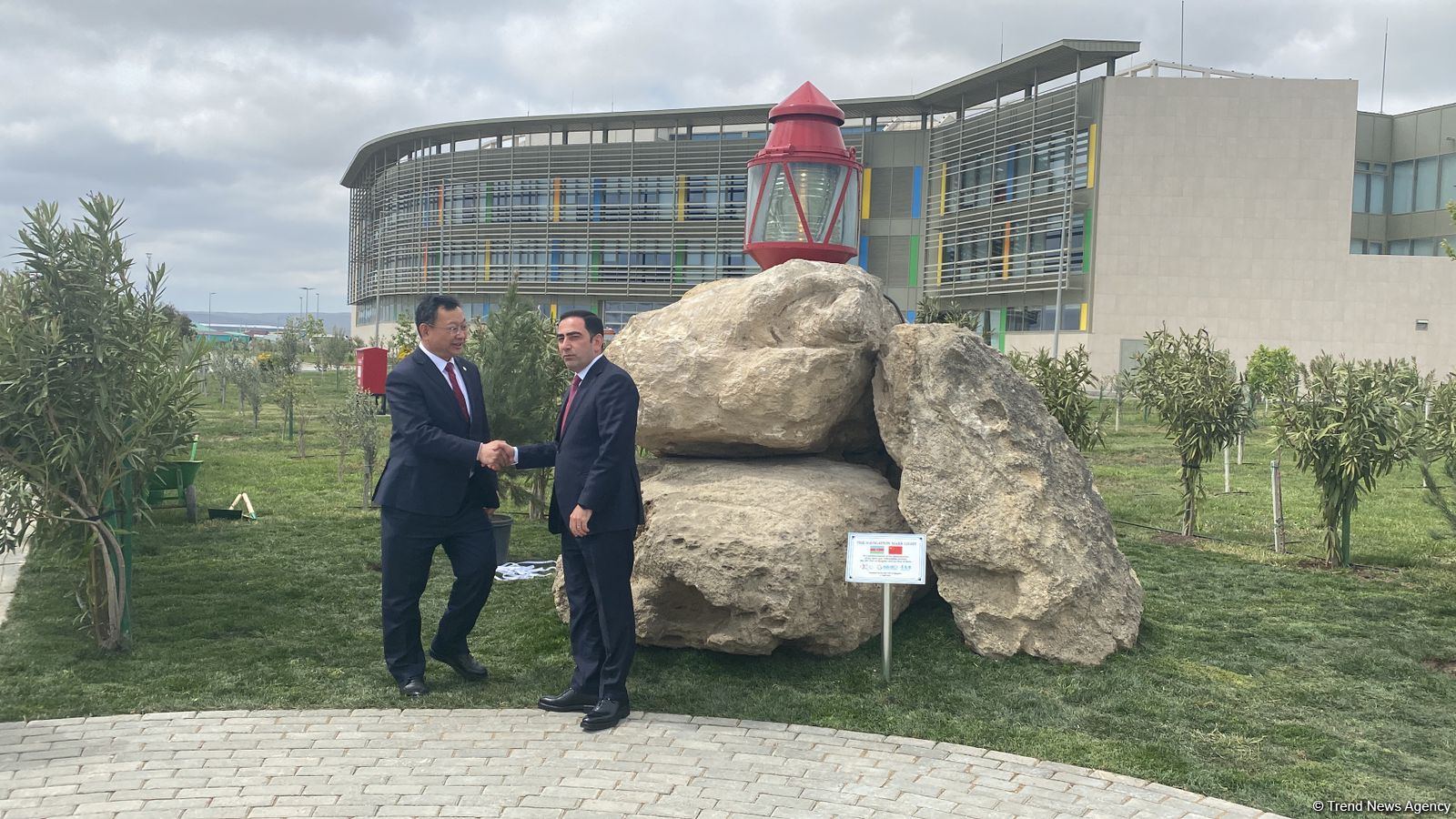Установлена памятная композиция по случаю побратимства между Бакинским портом и китайским портом Циндао (ФОТО)