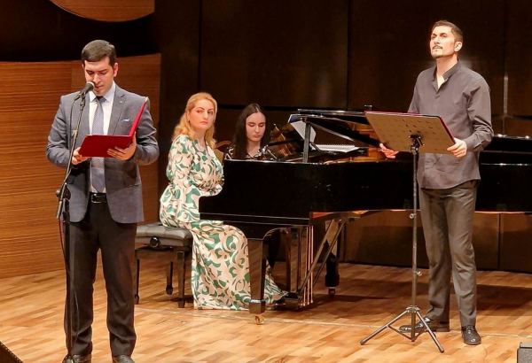 Редкий мужской голос восхищает... Восточная лирика Мирза Шафи Вазеха в западной музыке (ВИДЕО, ФОТО)