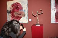 Представлены наскальные рисунки Гобустана в искусстве – живопись, скульптура, ковры, современные мотивы (ФОТО)