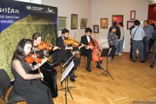 Представлены наскальные рисунки Гобустана в искусстве – живопись, скульптура, ковры, современные мотивы (ФОТО)