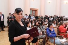 Представлены наскальные рисунки Гобустана в искусстве – живопись, скульптура, ковры, современные мотивы (ФОТО)