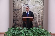 Представлены наскальные рисунки Гобустана в искусстве – живопись, скульптура, ковры, современные мотивы (ФОТО)