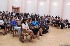 Представлены наскальные рисунки Гобустана в искусстве – живопись, скульптура, ковры, современные мотивы (ФОТО)