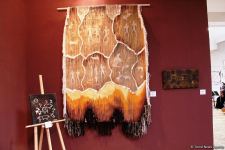 Представлены наскальные рисунки Гобустана в искусстве – живопись, скульптура, ковры, современные мотивы (ФОТО)