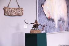 Представлены наскальные рисунки Гобустана в искусстве – живопись, скульптура, ковры, современные мотивы (ФОТО)