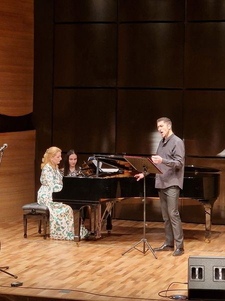 Редкий мужской голос восхищает... Восточная лирика Мирза Шафи Вазеха в западной музыке (ВИДЕО, ФОТО)