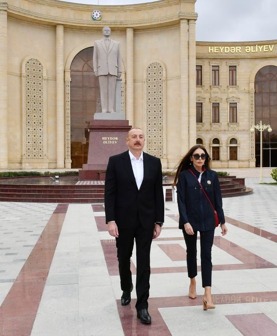 Президент Ильхам Алиев и Первая леди Мехрибан Алиева совершили поездку в Сальянский район (ФОТО/ВИДЕО)