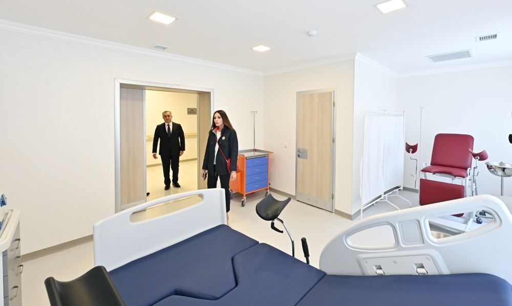 Президент Ильхам Алиев и Первая леди Мехрибан Алиева ознакомились с условиями, созданными в родильном доме и детской поликлинике Сальянской районной центральной больницы (ФОТО/ВИДЕО)