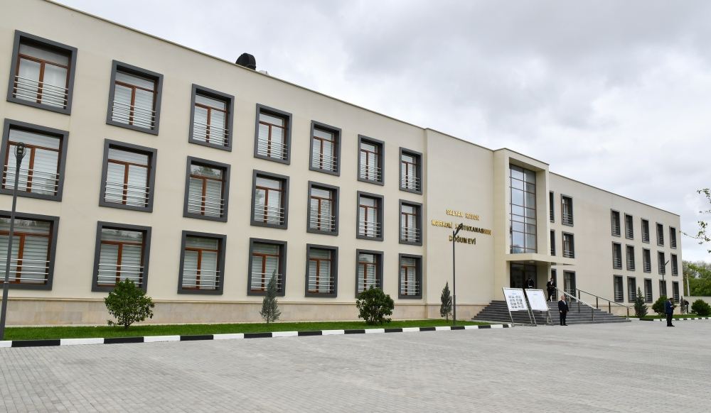 Президент Ильхам Алиев и Первая леди Мехрибан Алиева ознакомились с условиями, созданными в родильном доме и детской поликлинике Сальянской районной центральной больницы (ФОТО/ВИДЕО)