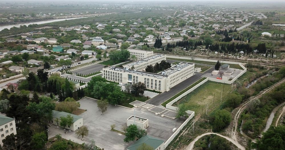 Президент Ильхам Алиев и Первая леди Мехрибан Алиева ознакомились с условиями, созданными в родильном доме и детской поликлинике Сальянской районной центральной больницы (ФОТО/ВИДЕО)