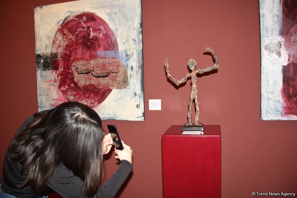 Представлены наскальные рисунки Гобустана в искусстве – живопись, скульптура, ковры, современные мотивы (ФОТО)