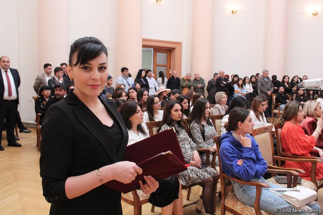 Представлены наскальные рисунки Гобустана в искусстве – живопись, скульптура, ковры, современные мотивы (ФОТО)