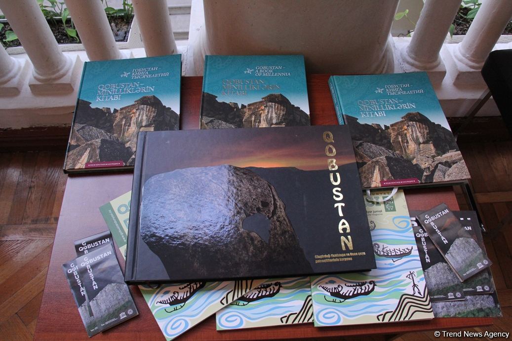 Представлены наскальные рисунки Гобустана в искусстве – живопись, скульптура, ковры, современные мотивы (ФОТО)