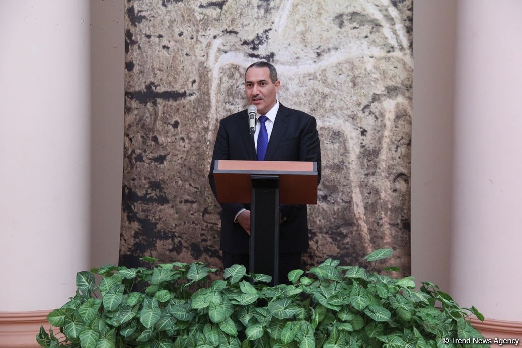 Представлены наскальные рисунки Гобустана в искусстве – живопись, скульптура, ковры, современные мотивы (ФОТО)