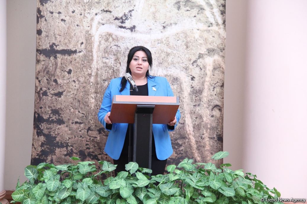 Представлены наскальные рисунки Гобустана в искусстве – живопись, скульптура, ковры, современные мотивы (ФОТО)