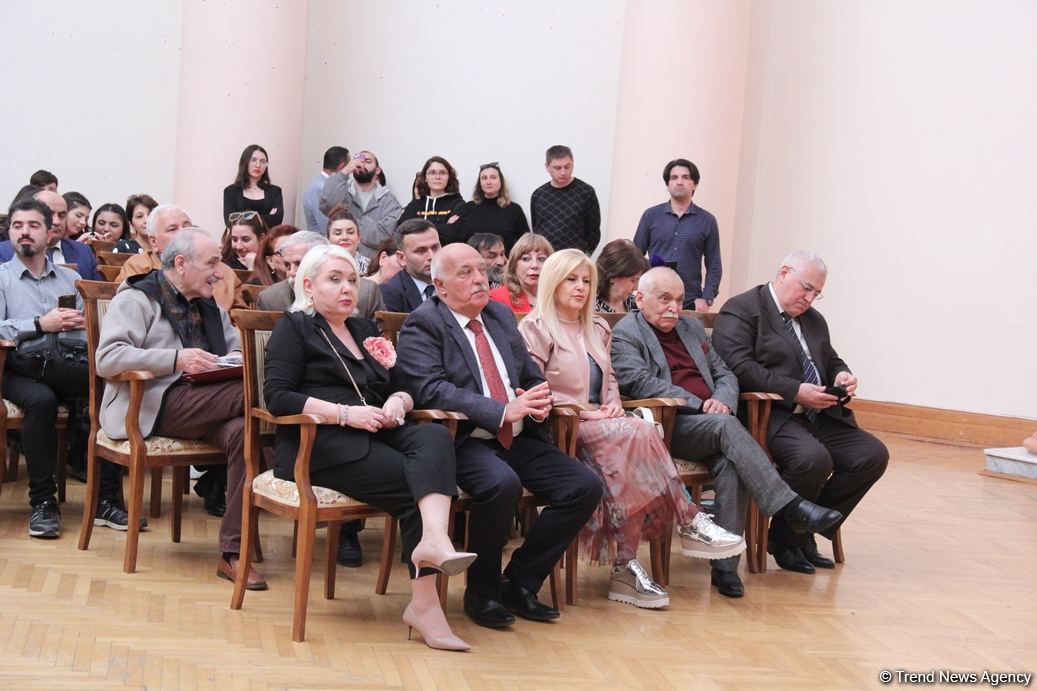 Представлены наскальные рисунки Гобустана в искусстве – живопись, скульптура, ковры, современные мотивы (ФОТО)