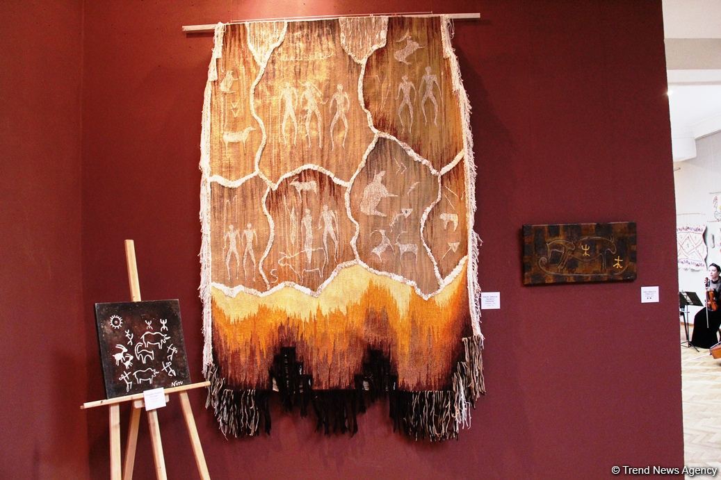 Представлены наскальные рисунки Гобустана в искусстве – живопись, скульптура, ковры, современные мотивы (ФОТО)