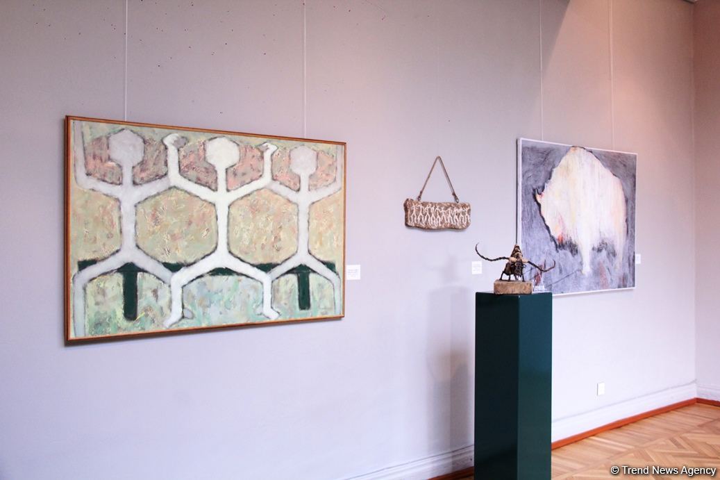 Представлены наскальные рисунки Гобустана в искусстве – живопись, скульптура, ковры, современные мотивы (ФОТО)