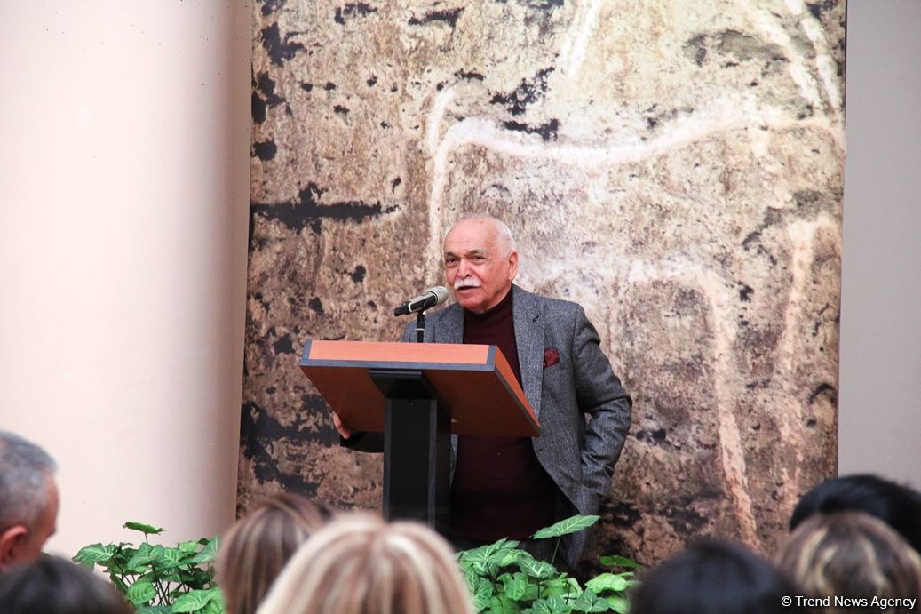 Представлены наскальные рисунки Гобустана в искусстве – живопись, скульптура, ковры, современные мотивы (ФОТО)