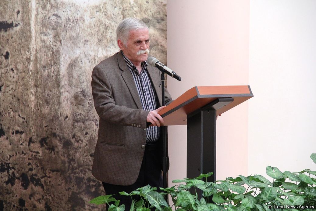 Представлены наскальные рисунки Гобустана в искусстве – живопись, скульптура, ковры, современные мотивы (ФОТО)