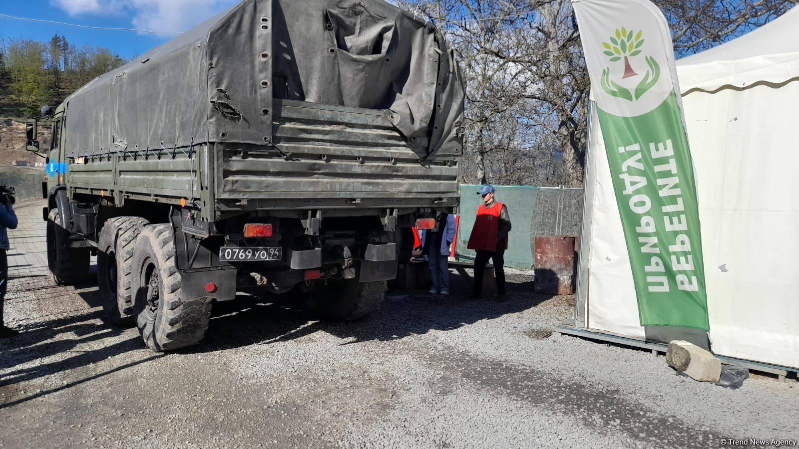 По Лачинской дороге беспрепятственно проехали 5 автомобилей миротворцев (ФОТО)
