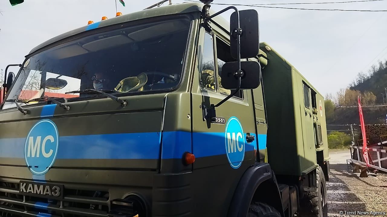 По Лачинской дороге беспрепятственно проехали 2 автомобиля миротворцев (ФОТО)