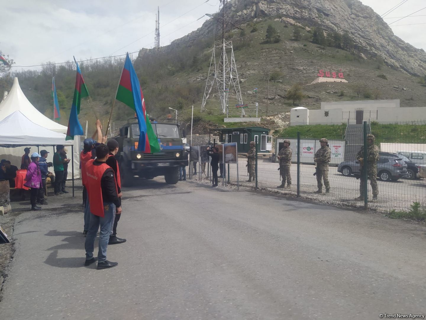 По Лачинской дороге беспрепятственно проехала автоколонна миротворцев (ФОТО)