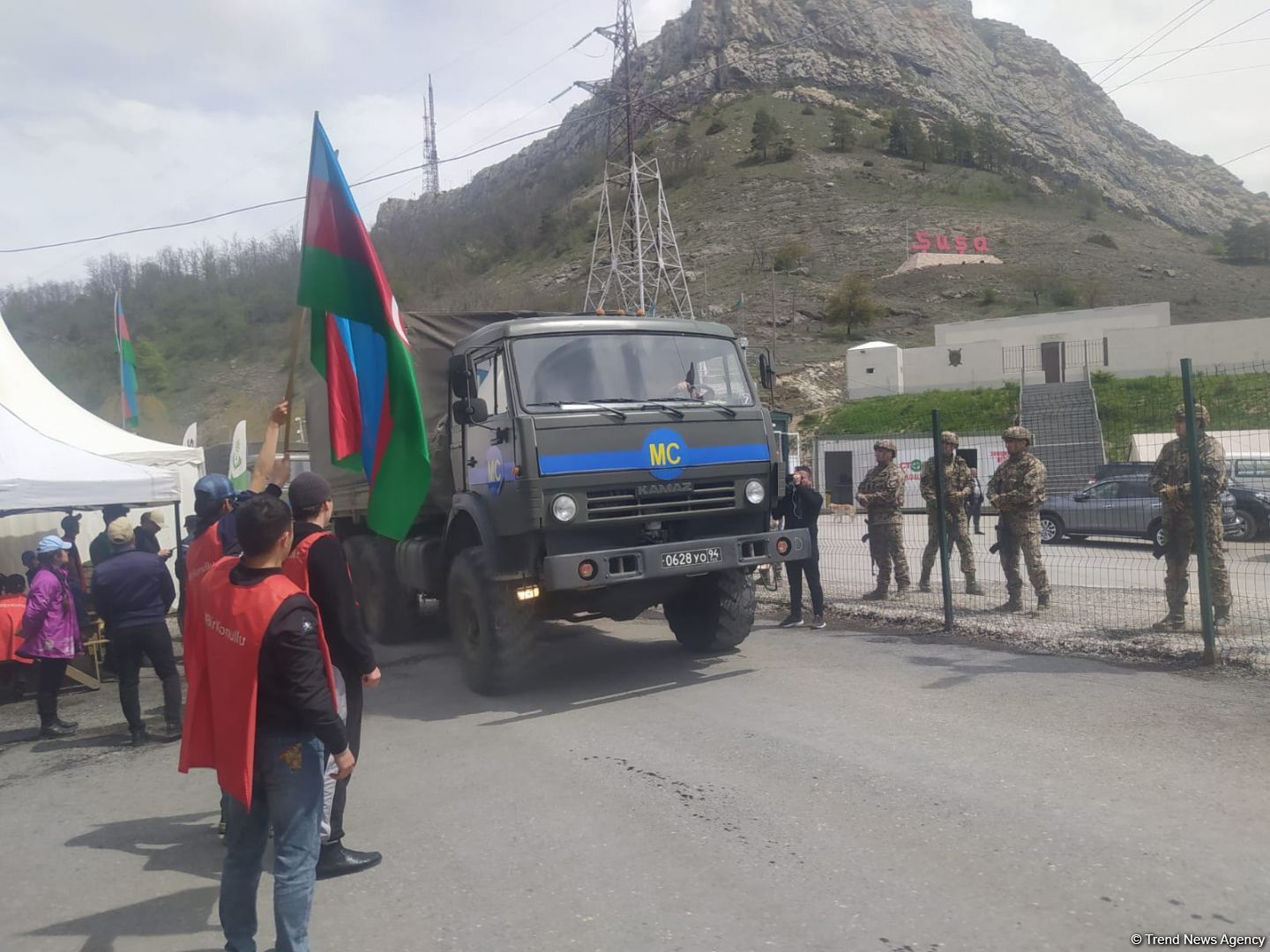 По Лачинской дороге беспрепятственно проехала автоколонна миротворцев (ФОТО)