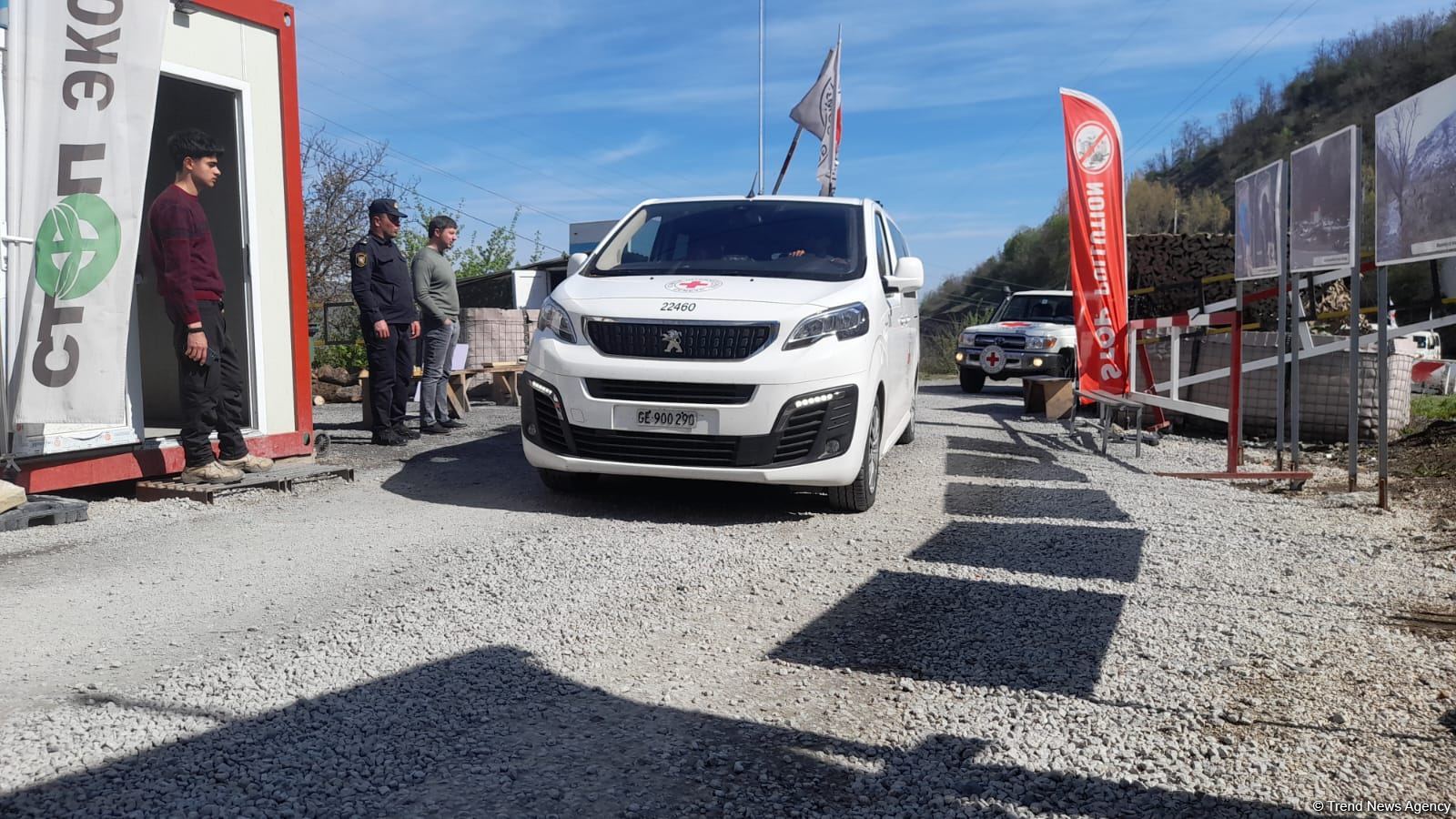 По Лачинской дороге беспрепятственно проехала автоколонна МККК (ФОТО)