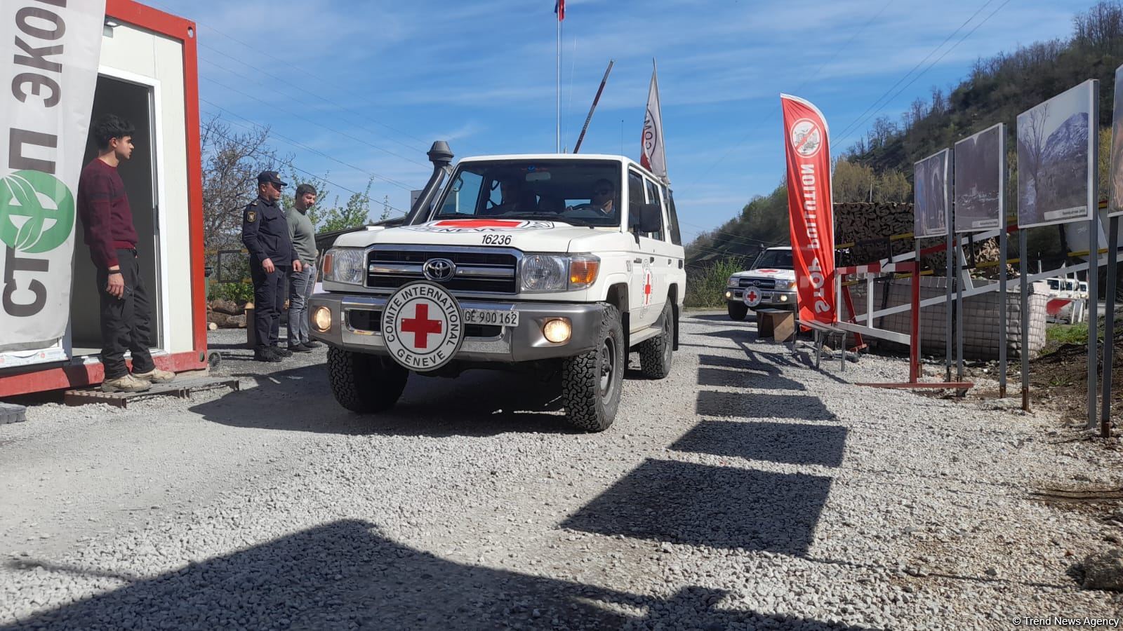 По Лачинской дороге беспрепятственно проехала автоколонна МККК (ФОТО)