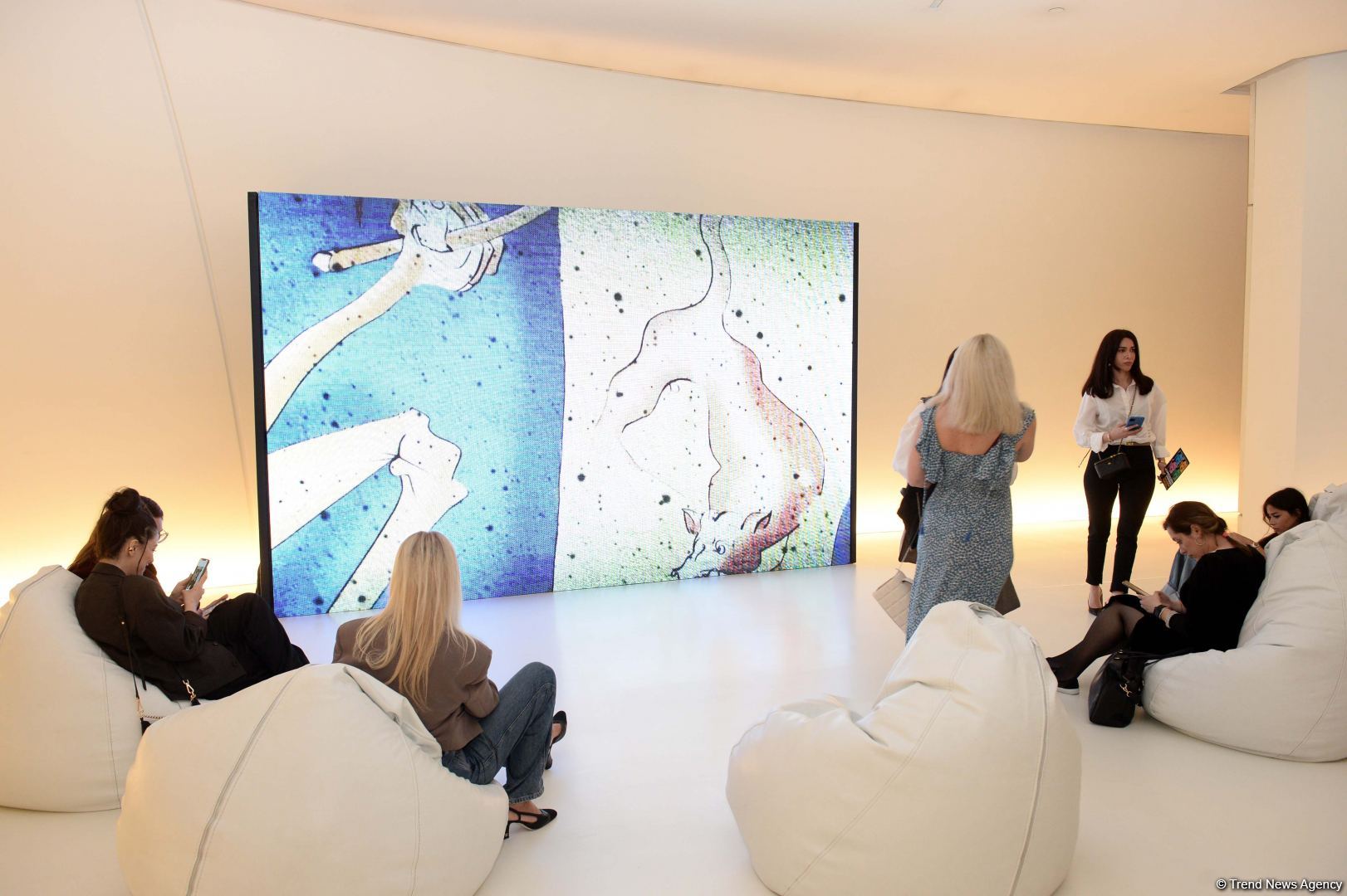 Впервые в Азербайджане открывшаяся выставка произведений Сальвадора Дали в Центре Гейдара Алиева вызвала большой интерес (ВИДЕО/ФОТО)