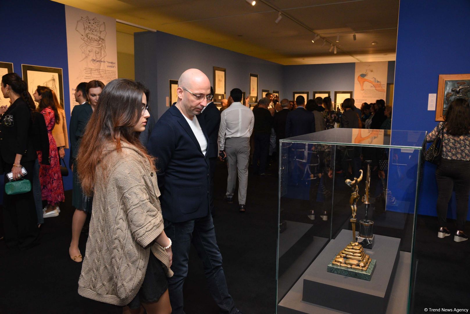 Впервые в Азербайджане открывшаяся выставка произведений Сальвадора Дали в Центре Гейдара Алиева вызвала большой интерес (ВИДЕО/ФОТО)