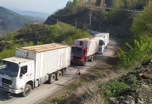 По Лачинской дороге беспрепятственно проехала автоколонна МККК (ФОТО)