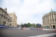 В Баку стартовали свободные заезды команд "Формулы 2" (ФОТО/ВИДЕО)