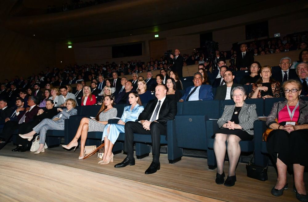 Президент Ильхам Алиев и Первая леди Мехрибан Алиева присутствовали на концерте, посвященном 100-летию академика Зарифы Алиевой в Центре Гейдара Алиева (ФОТО/ВИДЕО)