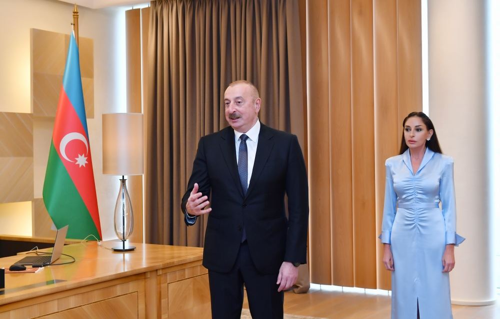 Президент Ильхам Алиев и Первая леди Мехрибан Алиева встретились с турецкими спортсменками, посвятившими свою победу на чемпионате Европы по тяжелой атлетике Азербайджану (ФОТО/ВИДЕО)