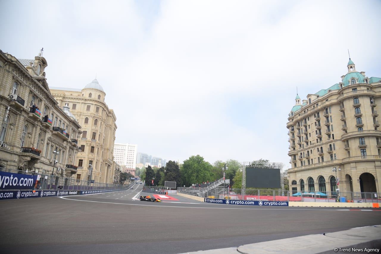 В Баку стартовали свободные заезды команд "Формулы 2" (ФОТО/ВИДЕО)