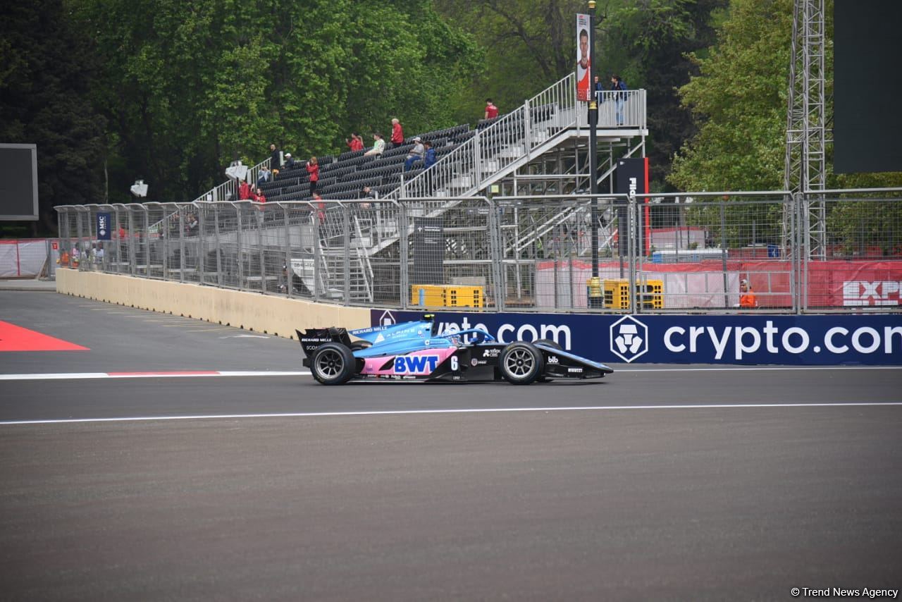 В Баку стартовали свободные заезды команд "Формулы 2" (ФОТО/ВИДЕО)