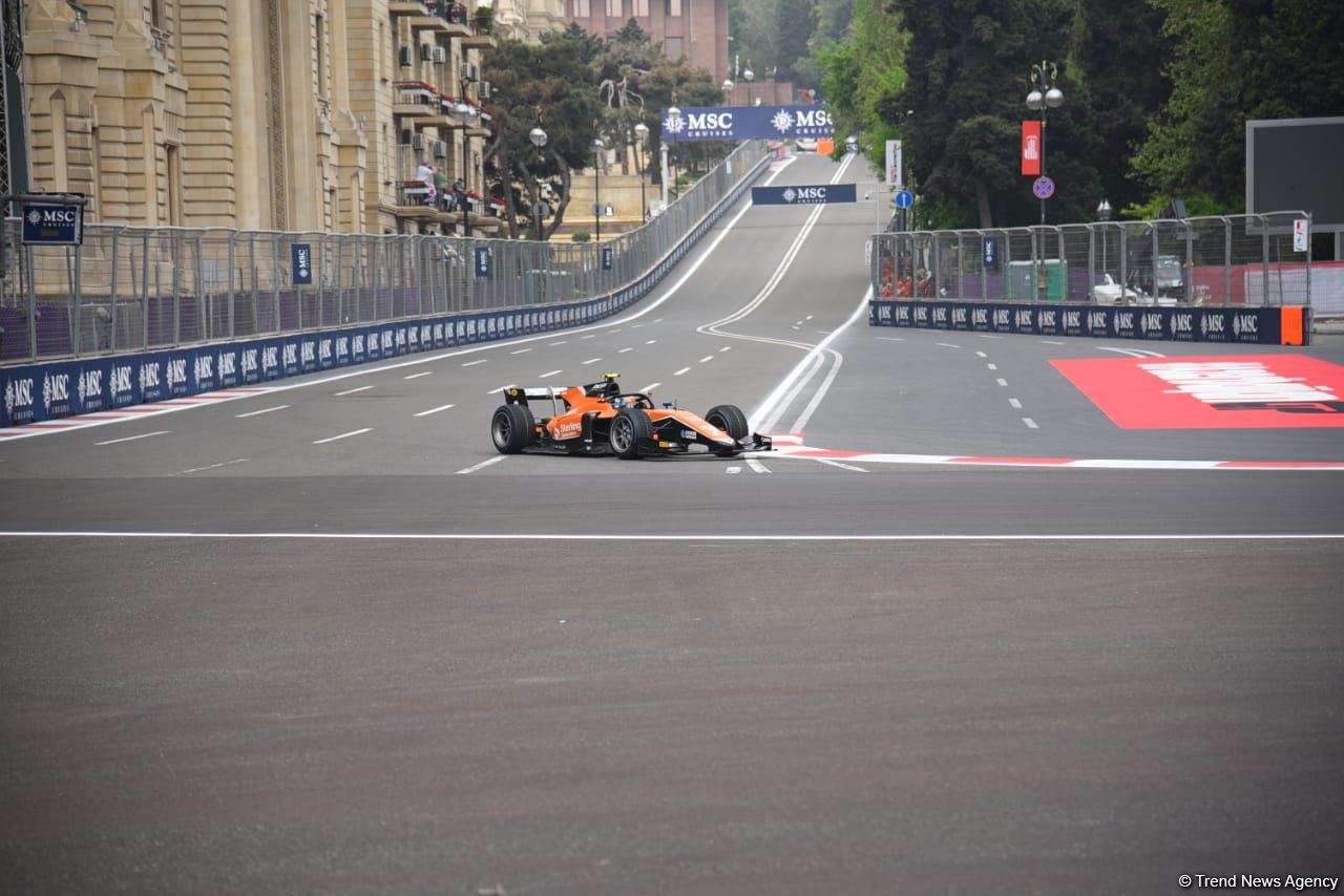 В Баку стартовали свободные заезды команд "Формулы 2" (ФОТО/ВИДЕО)