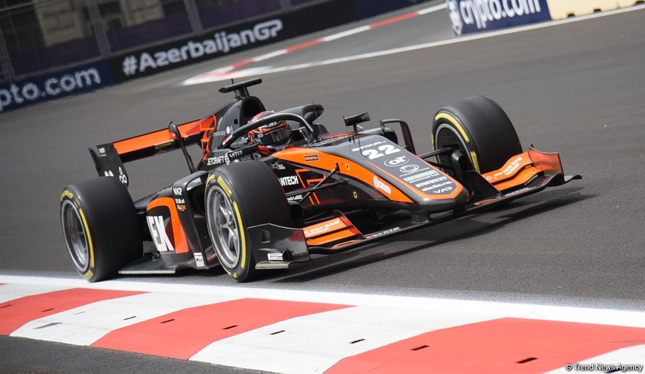 В Баку завершились свободные заезды команд "Формулы 2"